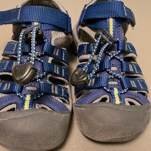 Keen little kid sandals size 11
